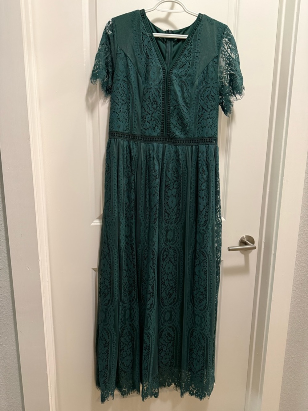 Elegant Emerald Lace Maxi Dress with V-Neck
